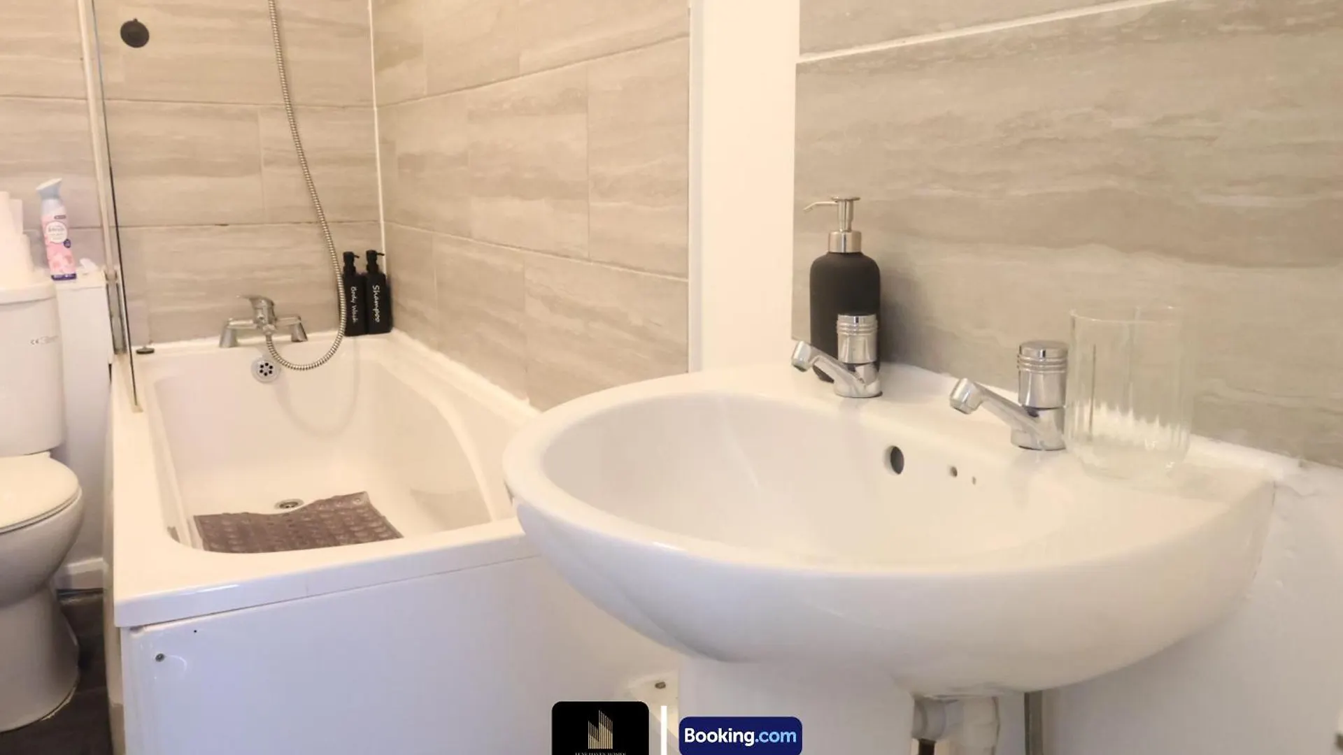 Stylish 2Bedroom Apt By Luxe Haven Homes Short Lets & Serviced Accommodation Canning Town Greater London With Free Wifi 0*,